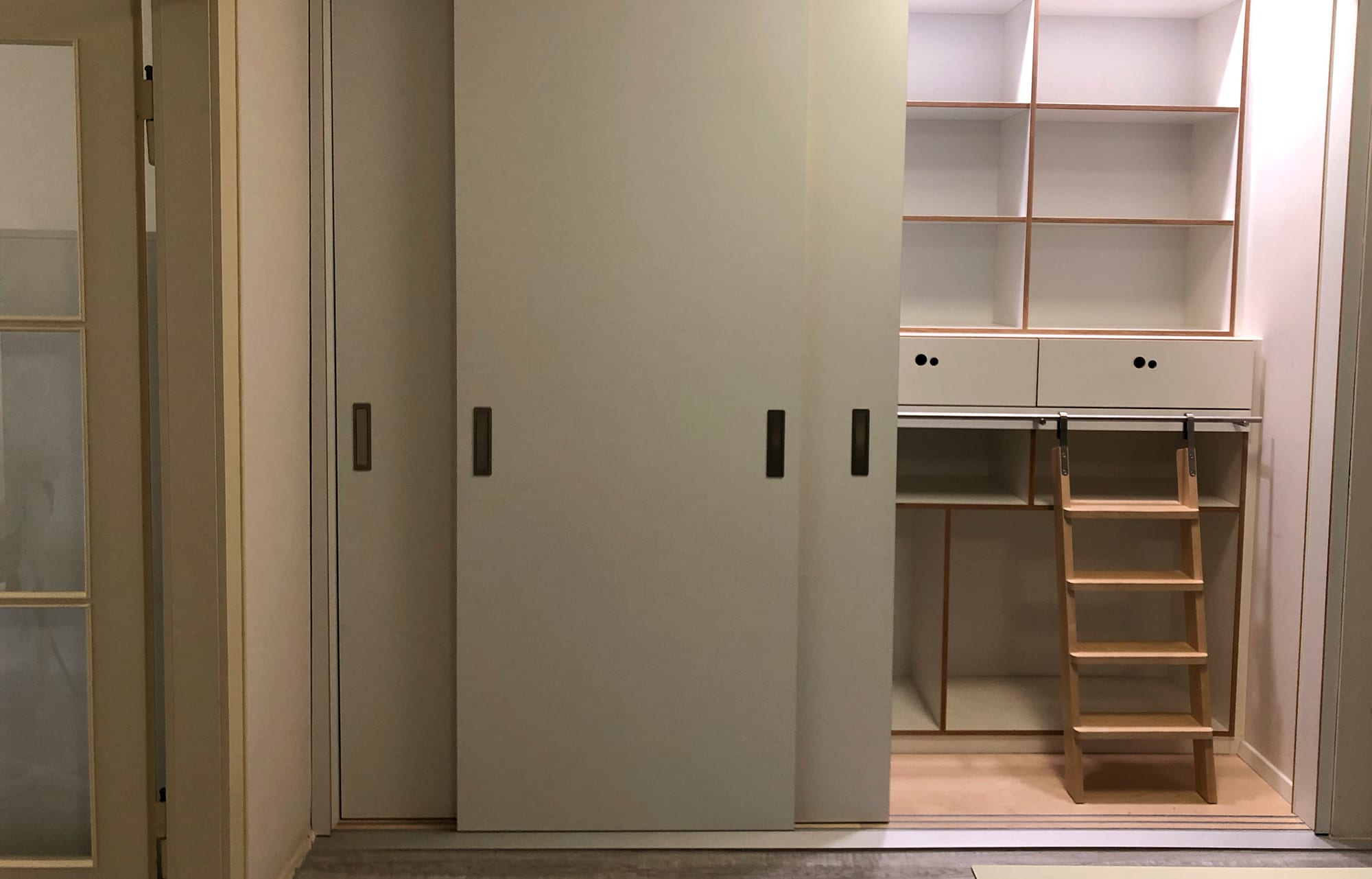 Einbauschrank nach Maß mit Schiebetüren – gefertigt von mahalinchen holzdesign