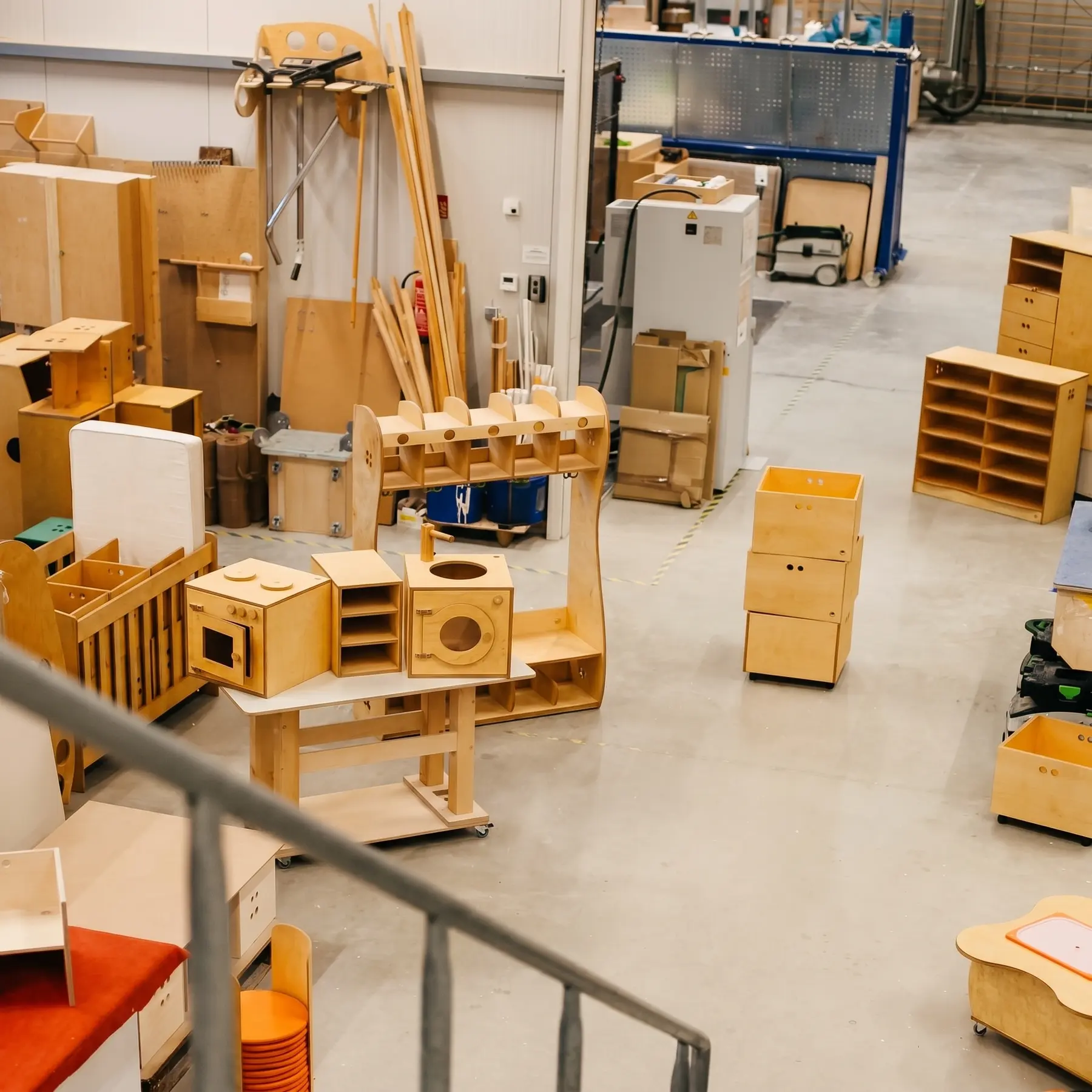 Gefertigte Möbelmodule und Regalkorpusse in der Werkstatt von mahalinchen holzdesign in Panketal